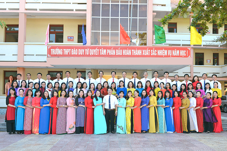 Tập thể sư phạm nhà trường. 
