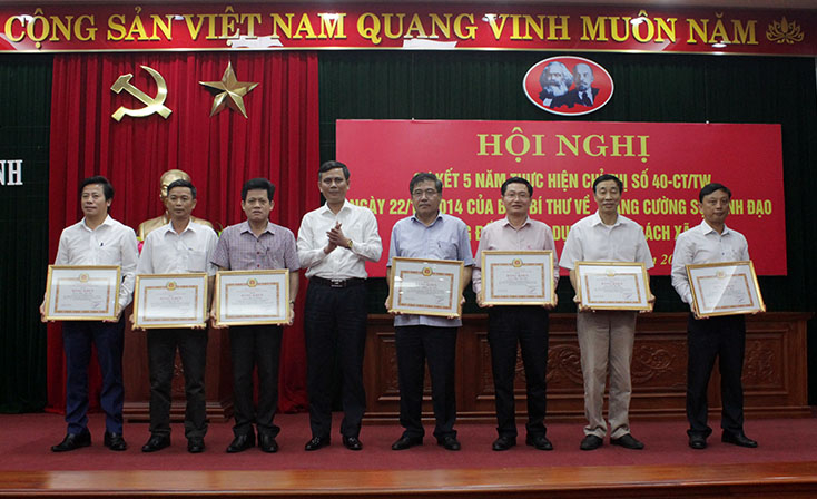 Đồng chí Trần Thắng Phó Bí thư Thường trực Tỉnh ủy tặng bằng khen cho các cá nhân có thành tích xuất sắc trong thực hiện Chỉ thị 40-CT/TW.
