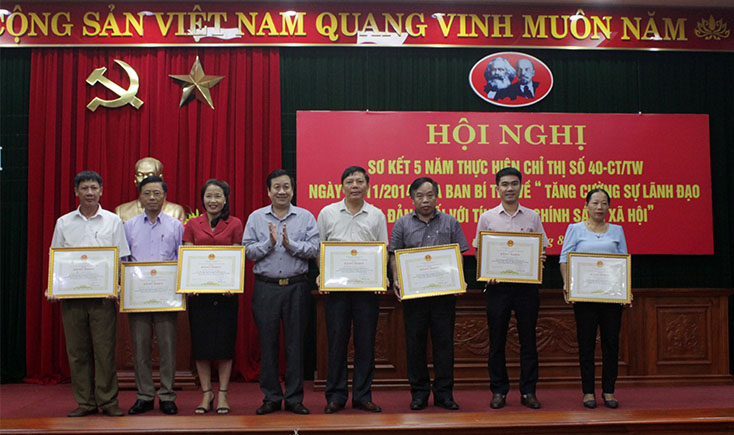 đồng chí Nguyễn Xuân Quang, Ủy viên Ban Thường vụ, Phó Chủ tịch Thường trực UBND tỉnh, Trưởng Ban đại diện HĐQT NHCSXH tỉnh tặng bằng khen cho các tập thể, cá nhân có thành tích xuất sắc trong thực hiện Chỉ thị 40-CT/TW