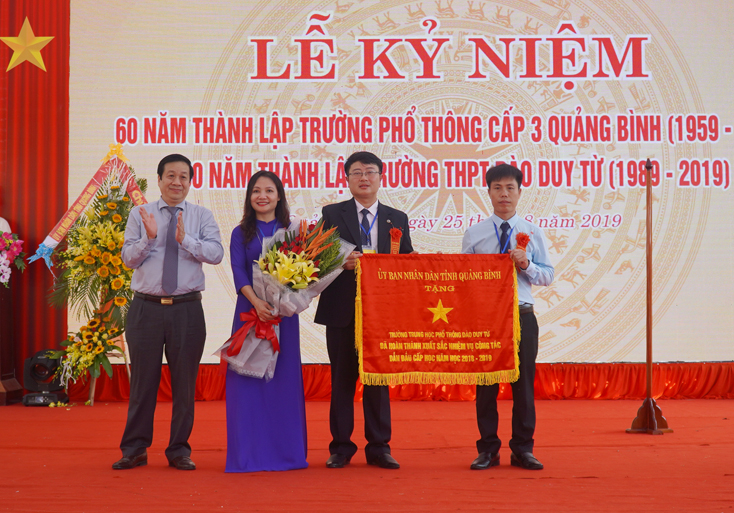  Đồng chí Nguyễn Xuân Quang, Ủy viên Ban Thường vụ Tỉnh ủy, Phó Chủ tịch Thường trực UBND tỉnh trao Cờ thi đua xuất sắc năm học 2018-2019 cho Trường THPT Đào Duy Từ.