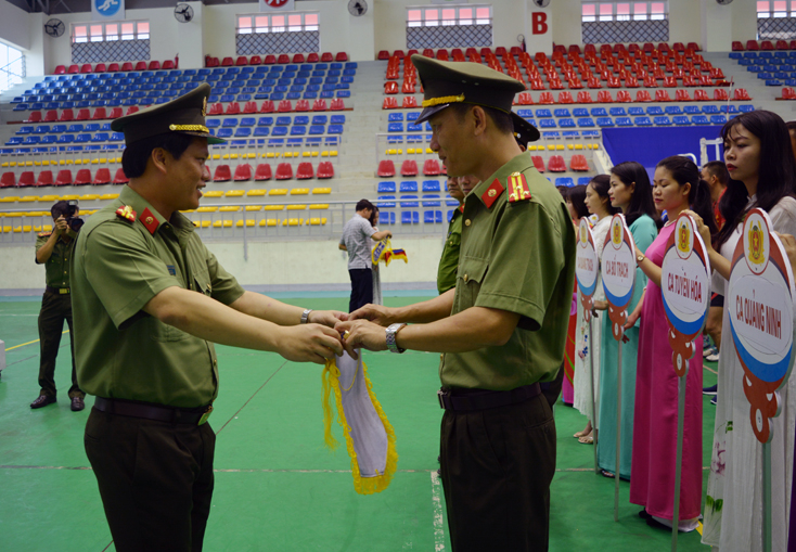Đại diện lãnh đạo Công an tỉnh trao cờ lưu niệm các đội tham gia giải.