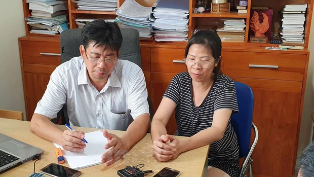 Bà Quy (bên phải) trong buổi làm việc tại văn phòng luật sư. (Ảnh: Sơn Bách/Vietnam+)