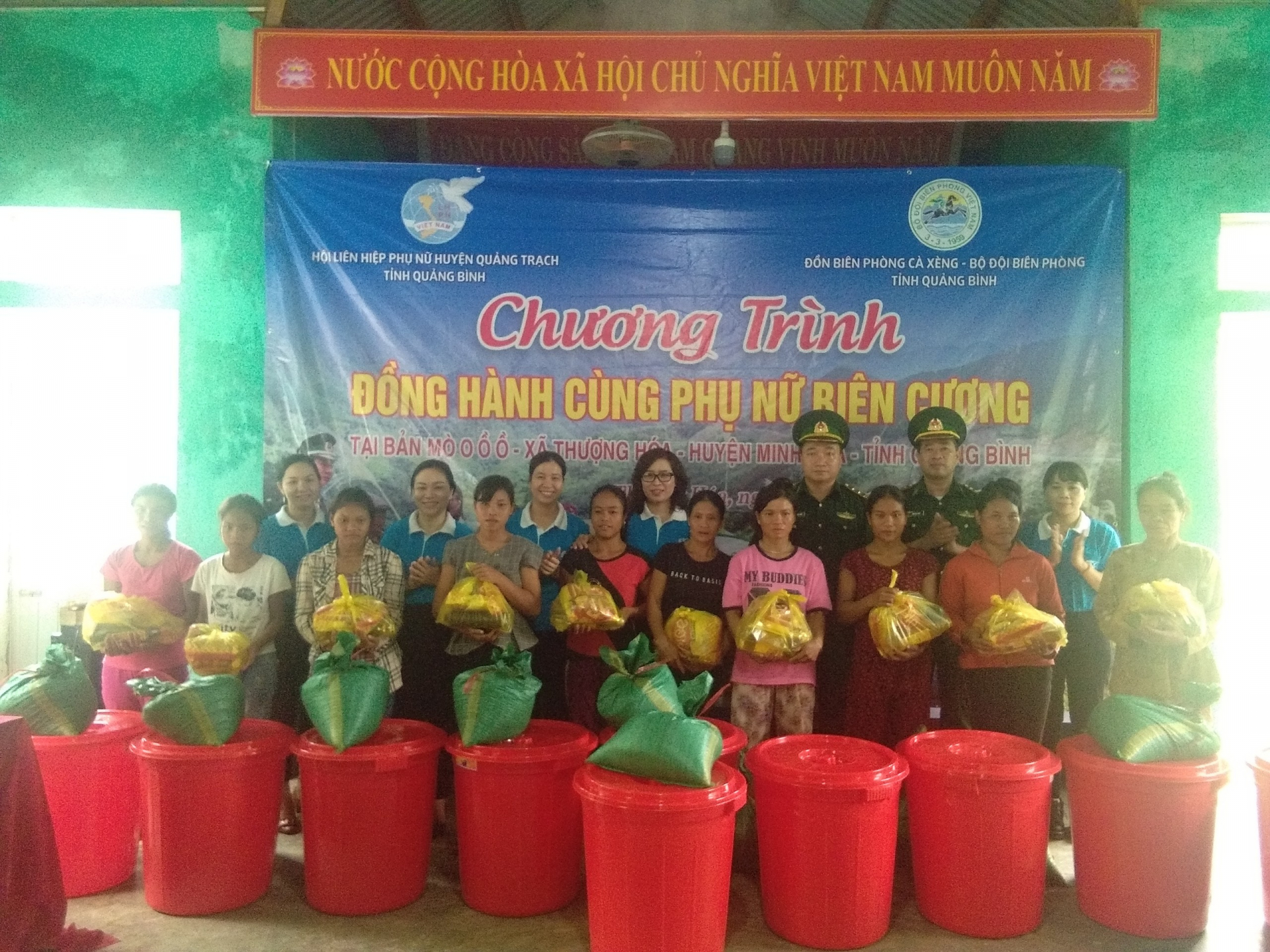 Chương trình tặng quà cho chị em phụ nữ người Rịc ở bản Mò o ồ ồ.