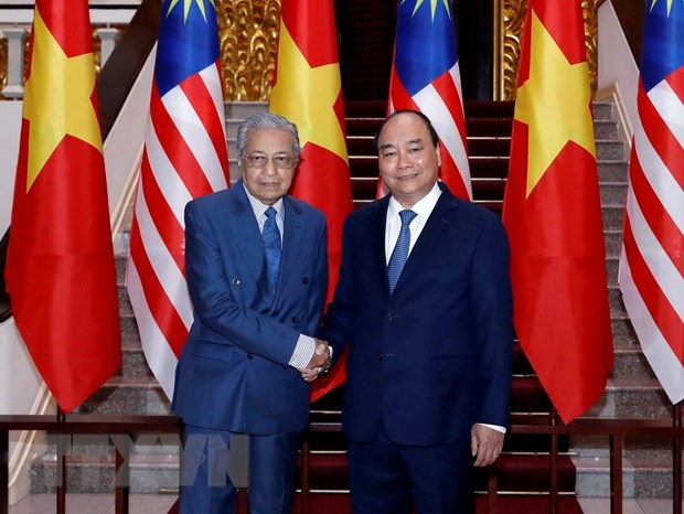 Viet Nam, Malaysia se hop tac dam bao hoa binh on dinh o Bien Dong hinh anh 2Thủ tướng Nguyễn Xuân Phúc và Thủ tướng Malaysia Mahathir Mohamad tại Trụ sở Chính phủ. (Ảnh: Thống Nhất/TTXVN)