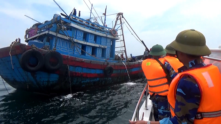 Lực lượng BĐBP tỉnh phát hiện và truy đuổi một tàu giã cào hoạt động trái phép trên vùng biển Quảng Bình.