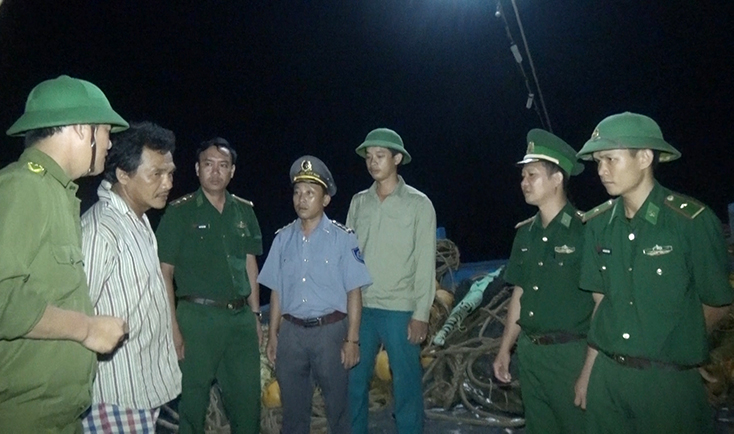 Các lực lượng chức năng tỉnh ta tiến hành xử phạt một tàu giã cào hoạt động trái phép trên vùng biển Quảng Bình.    