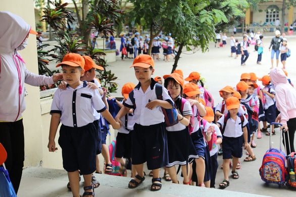 Khi lễ khai giảng kết thúc, trên gương mặt của các con vẫn còn hiện nụ cười và đó là một lễ khai giảng thành công thực sự - Ảnh: NHƯ HÙNG