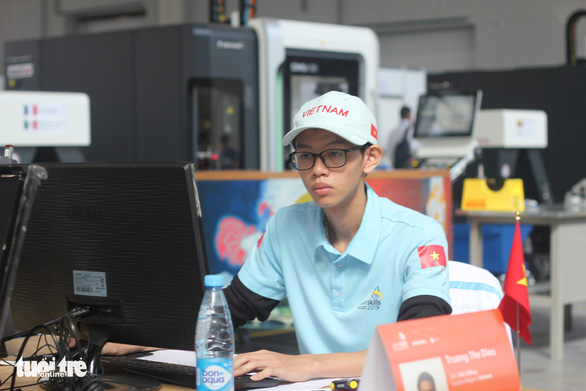 Thí sinh Trương Thế Diệu, Viện đào tạo kỹ năng nghề DENSO, mang về huy chương bạc duy nhất và đầu tiên cho đoàn Việt Nam - Ảnh: T.THƯƠNG