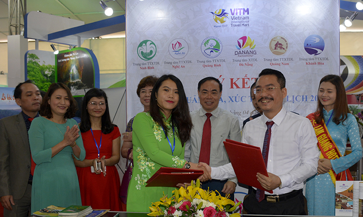 Đại diện lãnh đạo Trung tâm TTXTDL ký kết biên bản hợp tác phát triển du lịch tại hội chợ VITM Hà Nội. 