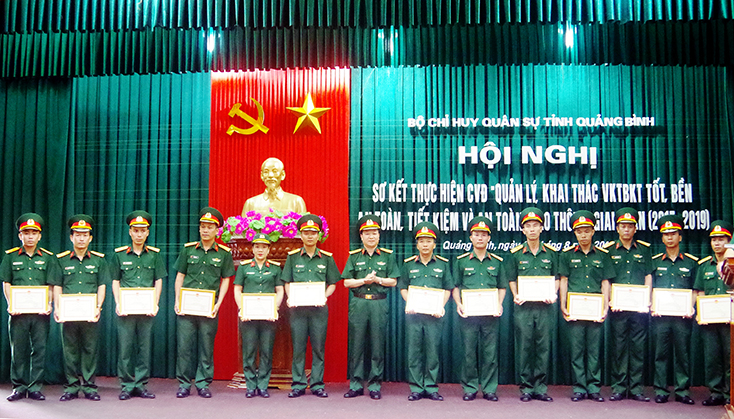 Lãnh đạo Bộ CHQS tỉnh khen thưởng cho các cá nhân xuất sắc.