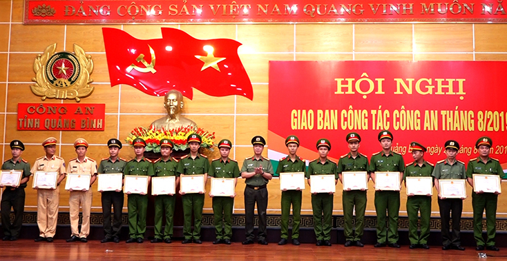 Tặng khen cho các tập thể, cá nhân có thành tích đột xuất trong công tác, chiến đấu và xây dựng lực lượng.