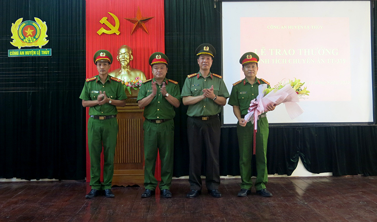 Đại tá Trần Hải Quân, Giám đốc Công an tỉnh khen thưởng Công an huyện Lệ Thủy trong đấu tranh vụ án trốn thuế xảy ra tại Công ty TNHH Huy Hoàng, huyện Lệ Thủy.