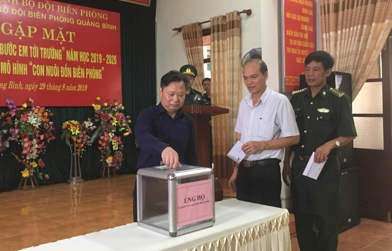 Các biểu tham gia ủng hộ kinh phí hỗ trợ các em học sinh có hoàn cảnh khó khăn được BĐBP nhận nuôi.