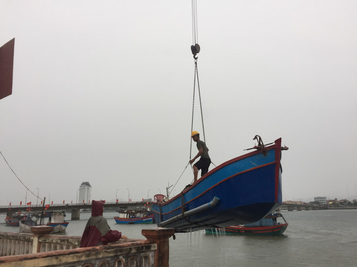 Công nhân Trung tâm Công viên cây xanh Đồng Hới cắm cọc chằng néo cây xanh trên các tuyến phố.