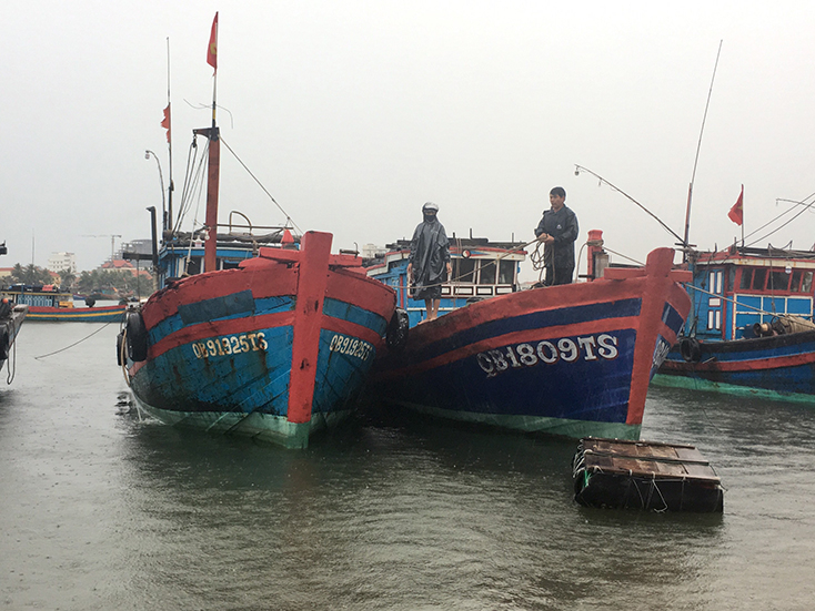 Tàu cá ngư dân trú tránh bão trên cửa Nhật Lệ