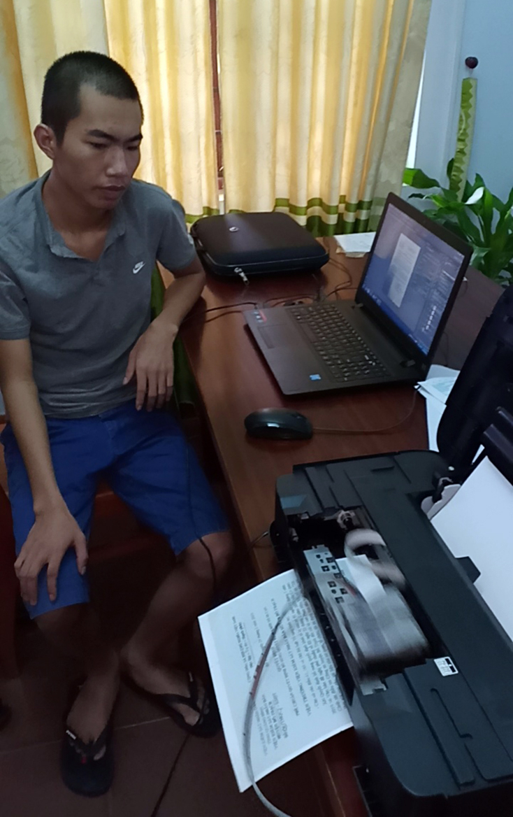 Cơ quan tố tụng đang tiến hành cho bị can Vũ thực nghiệm điều tra lại quá trình làm giả giấy tờ.