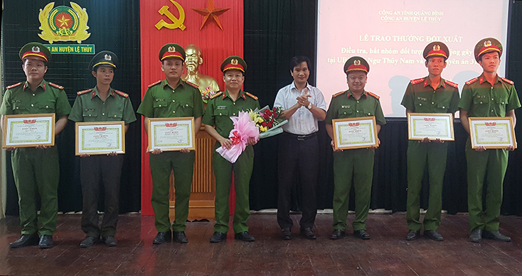 UBND huyện Lệ Thủy khen thưởng các tập thể, cá nhâncó thành tích xuất sắc trong công tác ổn định tình hình an ninh nông thôn và hành vi mua bán trái phép chất ma túy.