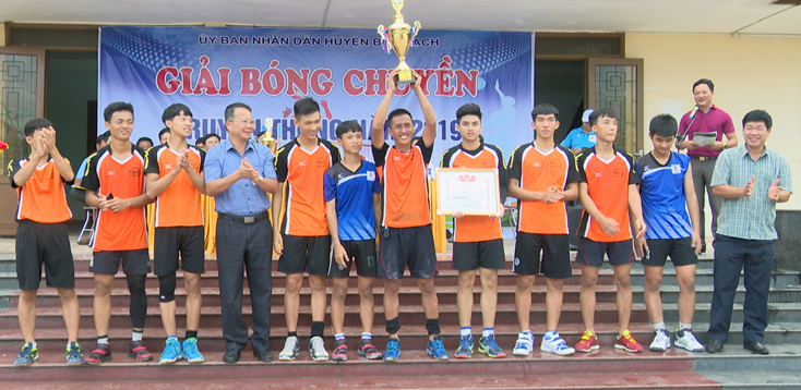 Lãnh đạo huyện Bố Trạch trao thưởng cho các đội đoạt giải.