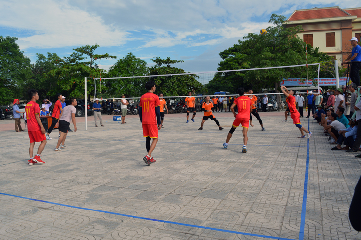 Một trận đấu hấp dẫn của giải bóng chuyền nam huyện Bố Trạch lần thứ IV, năm 2019.