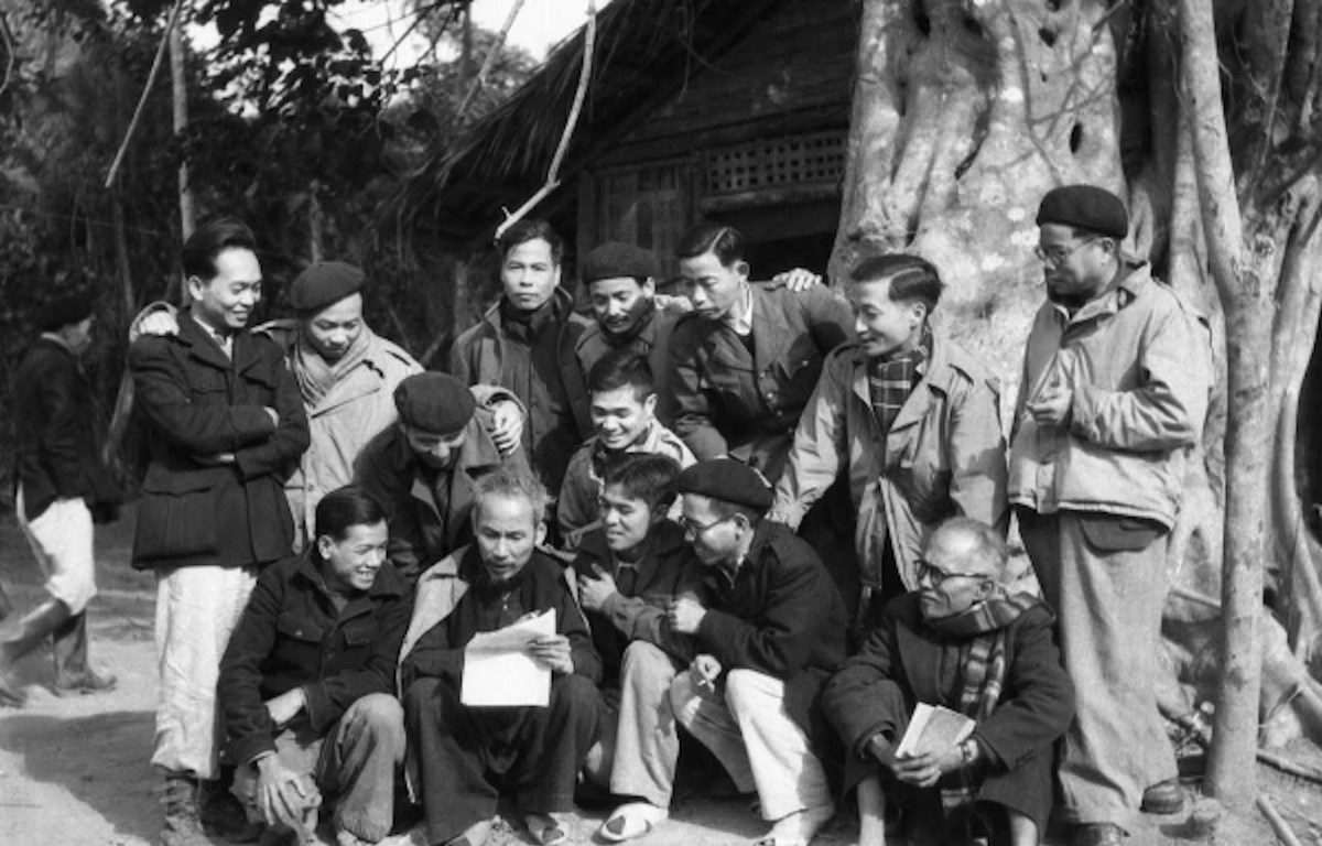 Chủ tịch Hồ Chí Minh trò chuyện với đại biểu dự Đại hội Đảng toàn quốc lần thứ II (tháng 2-1951). (Ảnh tư liệu: TTXVN)