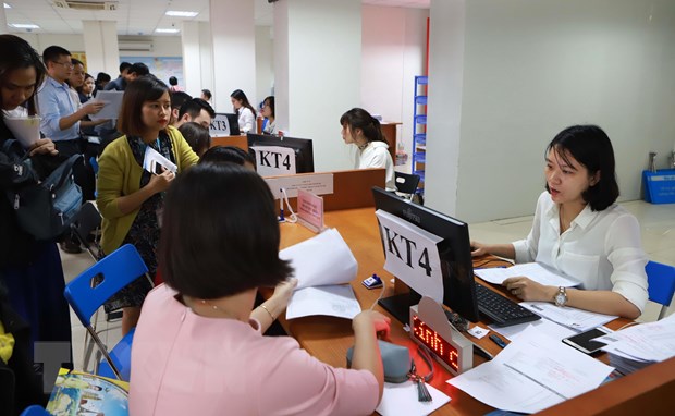 Nộp hồ sơ quyết toán thuế tại Cục thuế Hà Nội. (Ảnh: Hoàng Hùng/TTXVN)