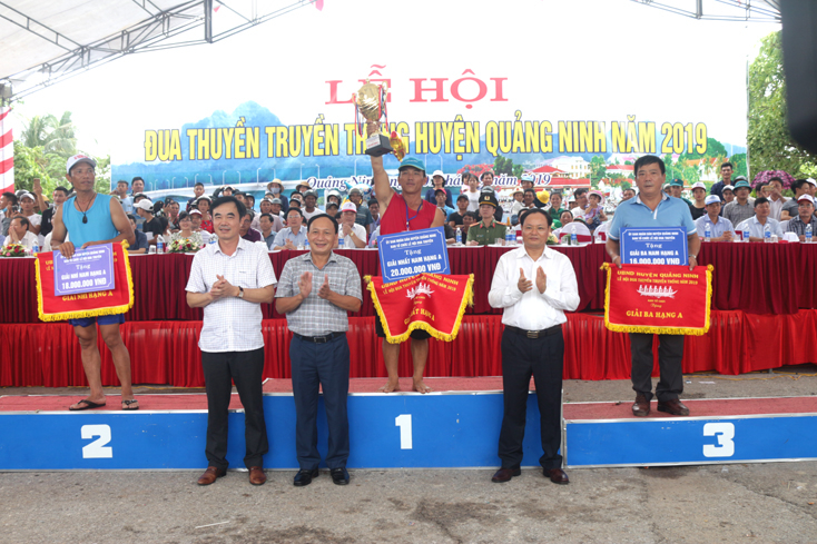 Đại diện lãnh đạo tỉnh trao giải nhất, nhì, ba cho các thuyền đua nam hạng A.