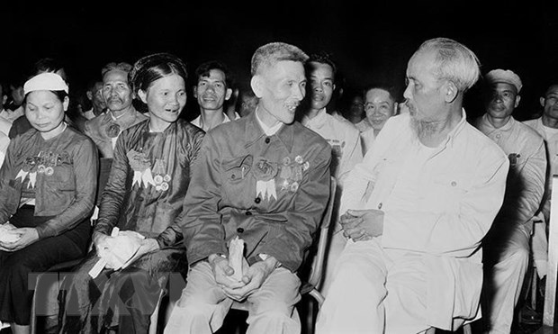 Hoc tap Chu tich Ho Chi Minh - Tam guong lon ve su neu guong hinh anh 3Chủ tịch Hồ Chí Minh nói chuyện thân mật với Anh hùng Lao động Nguyễn Phúc Đồng (ngành Quân giới) và nữ anh hùng Nguyễn Thị Năm (dệt Nam Định) trong buổi họp mặt các đại biểu dự Đại hội liên hoan Anh hùng, Chiến sỹ thi đua Công-Nông-Binh toàn quốc lần thứ II tại Hà Nội (7/7/1958). (Nguồn: Tư liệu TTXVN)