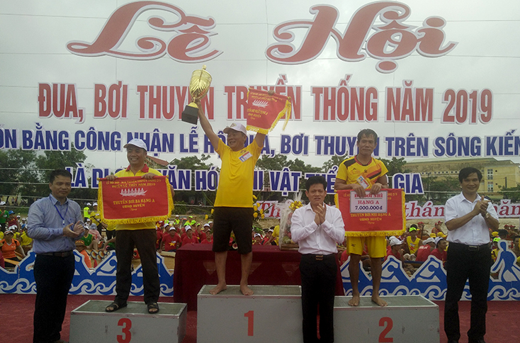 Lãnh đạo huyện Lệ Thủy trao giải cho các đội đua.