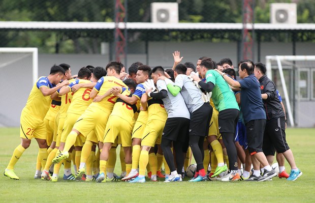  Toàn đội hô quyết tâm trước khi bắt đầu buổi tập ngày 2-9. (Ảnh: Ngọc Linh/TTXVN)
