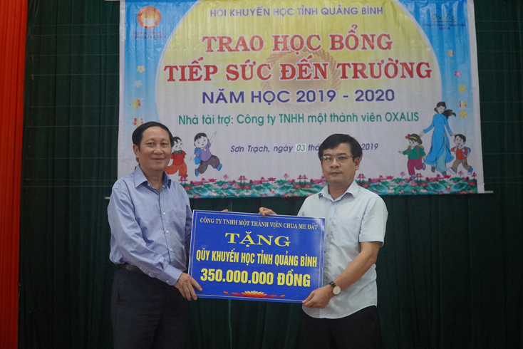  Đại diện lãnh đạo Công ty Oxalis trao tặng 350 triệu đồng cho Chương trình học bổng “Tiếp sức đến trường” năm học 2019-2020.