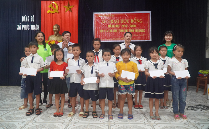 Đại diện Công ty Oxalis trao học bổng “Tiếp sức đến trường” cho học sinh xã Phúc Trạch.