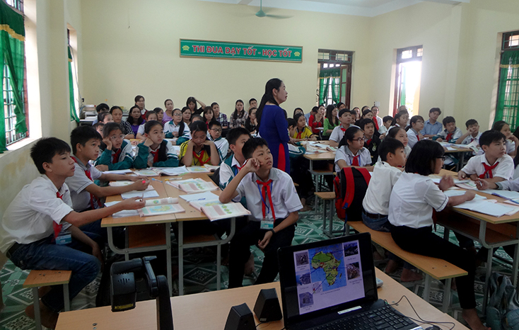 Một tiết học ứng dụng công nghệ thông tin của cô và trò Trường THCS Quách Xuân Kỳ.