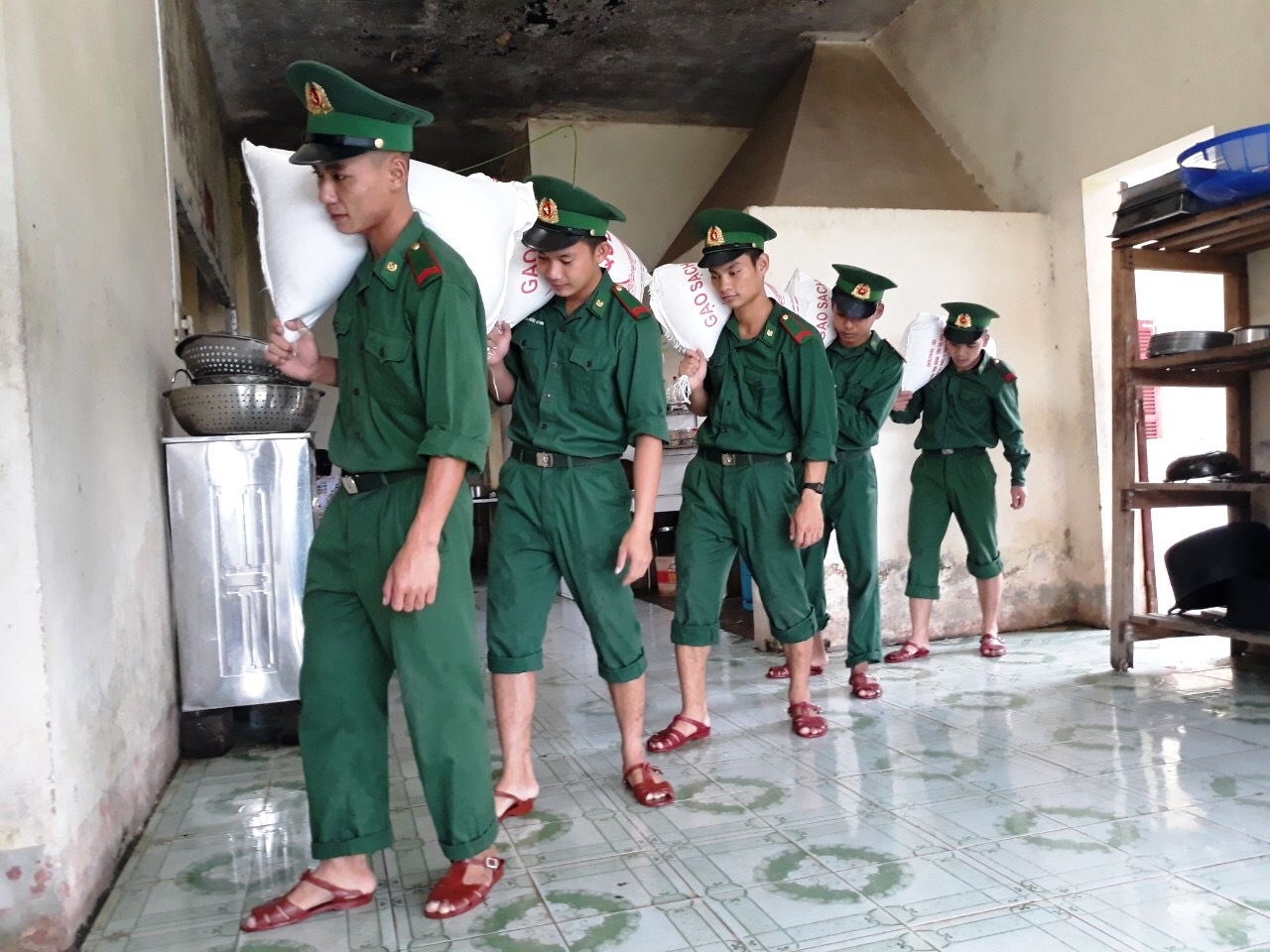  4 tấn gạo được huyện Minh Hóa hỗ trợ khẩn cấp cho các hộ dân có nguy cơ bị chia cắt dài ngày tại vùng ngập lũ.