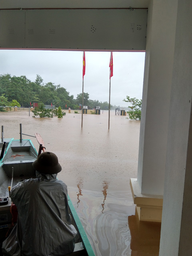 Nhiều khu vực bị cô lập phải đi lại bằng thuyền