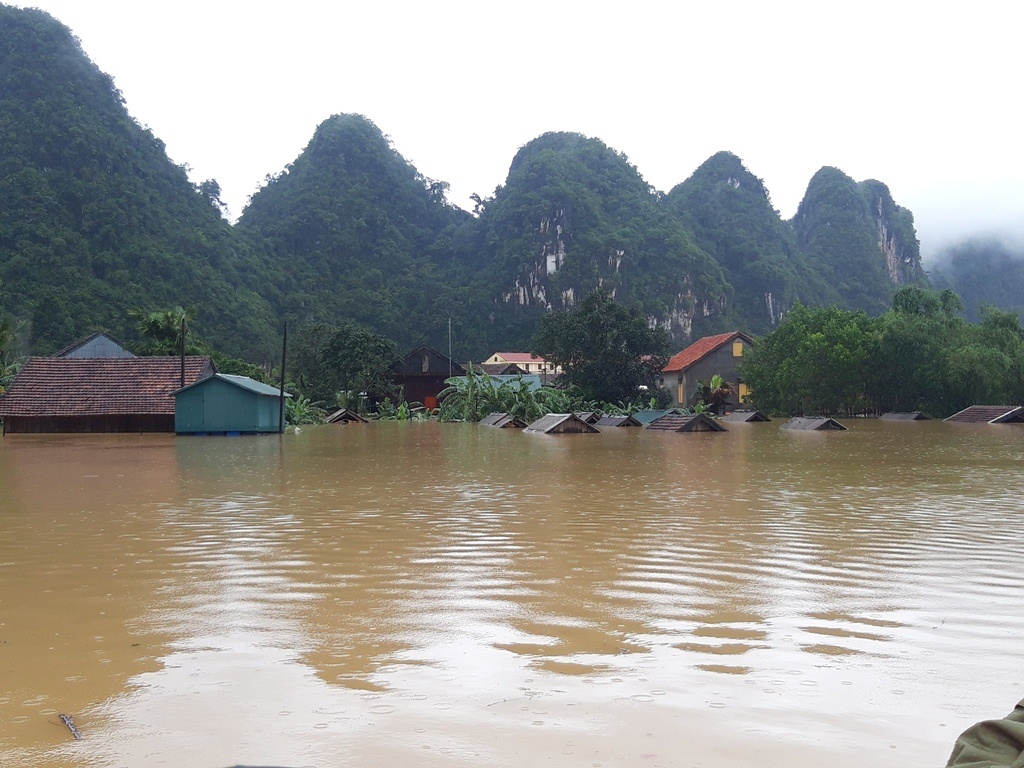 Xã Tân Hóa ngập sâu trong lũ, học sinh ở đây  phải nghỉ học và lễ khai giảng