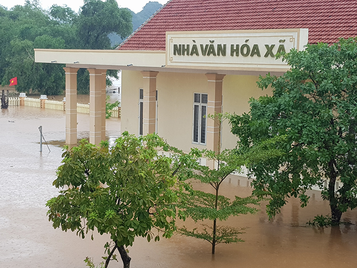 Mưa lũ gây ngập, cô lập hàng ngàn nhà dân và công trình