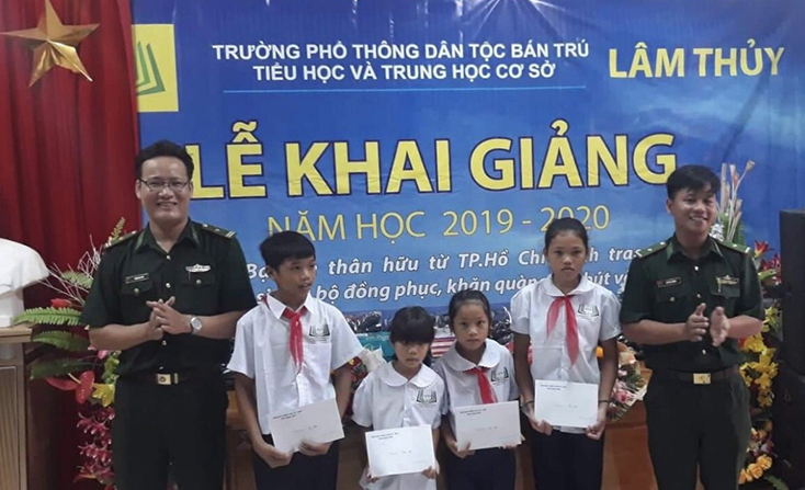  Đồn Biên phòng Làng Ho động viên, tặng quà các em học sinh nhân dịp khai giảng năm học mới.