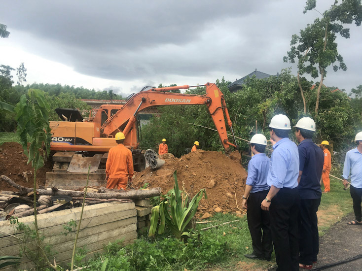 ...và thi công giải phóng trụ điện bị gãy, đổ do mưa lũ.