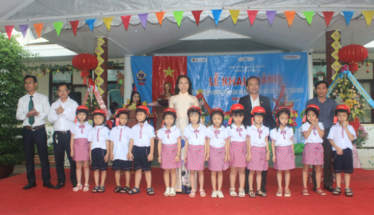 Đại diện Sở GD-ĐT, Ban An toàn giao thông tỉnh và Công ty Honda Việt Nam trao tặng mũ bảo hiểm cho học sinh lớp 1 Trường tiểu học Đồng Mỹ.
