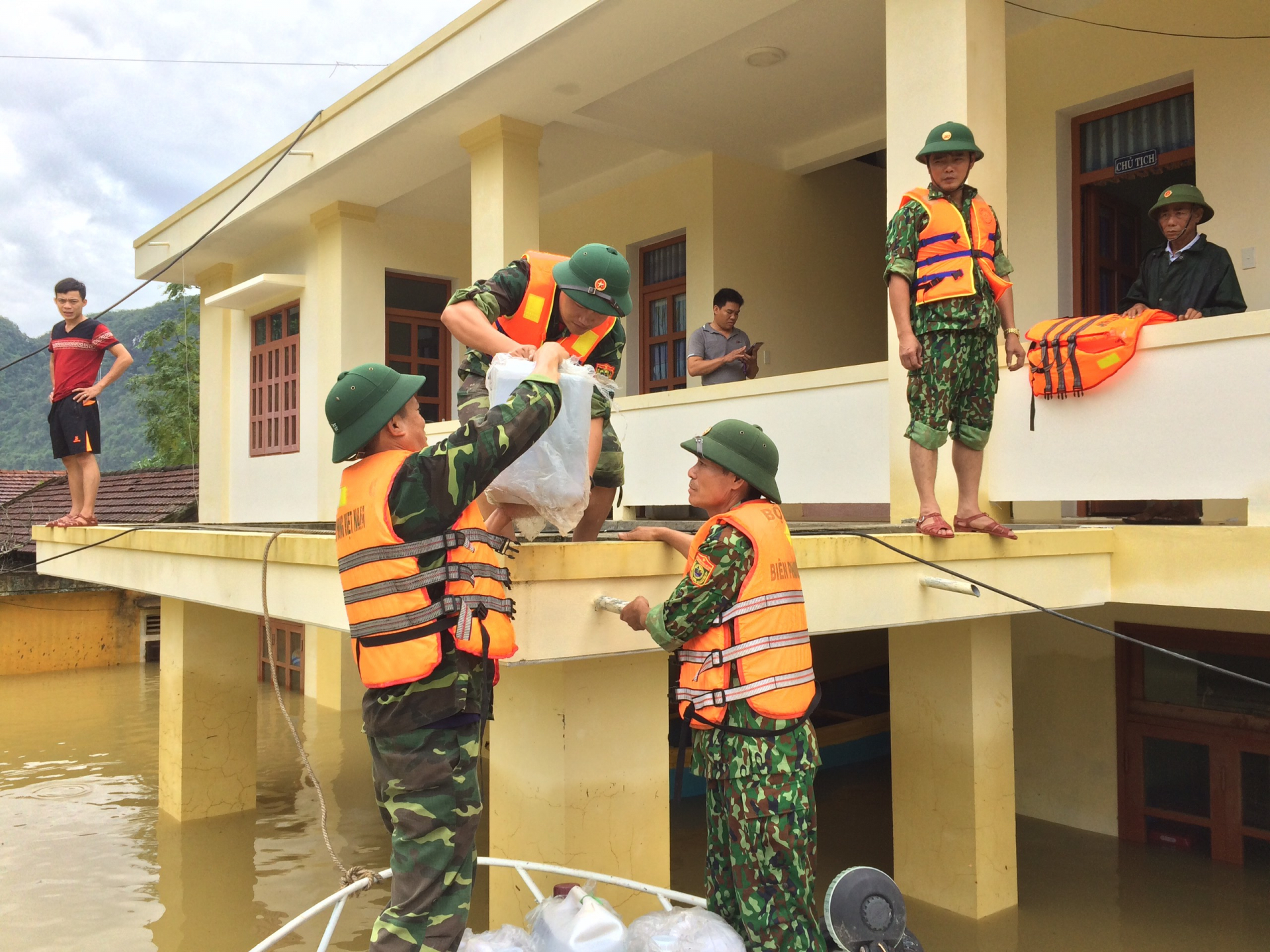 Tiếp tế lương thực kịp thời cho người dân vùng lũ