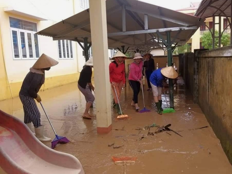 các lực lượng chức năng, chính quyền địa phương và giáo viên dọn dẹp vệ sinh tại các trường học.