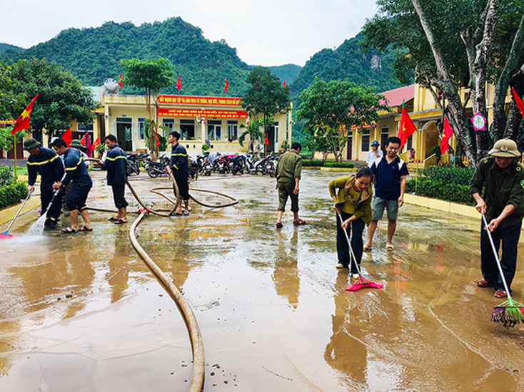 Các lực lượng tập trung dọn dẹp vệ sinh môi trường sau lũ