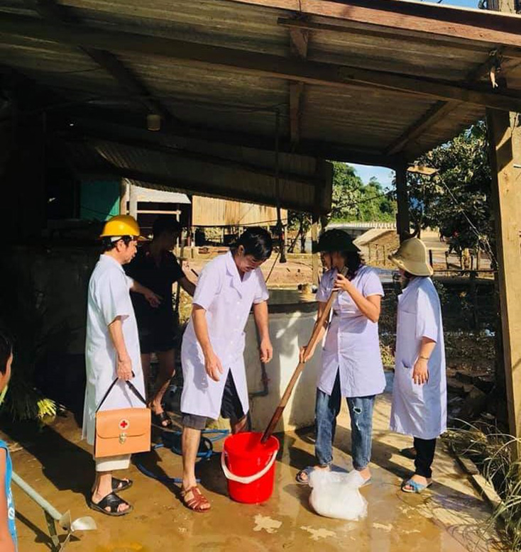 Bảo đảm nguồn nước sạch cho người dân là một trong những hoạt động được các đơn vị y tế Minh Hóa tập trung chú trọng