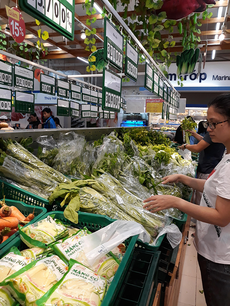 Dù rất tiện lợi nhưng những chiếc túi nilon dùng để gói rau này sau khi thải ra môi trường lại trở thành nguồn rác thải độc hại, gây ô nhiễm môi trường. 