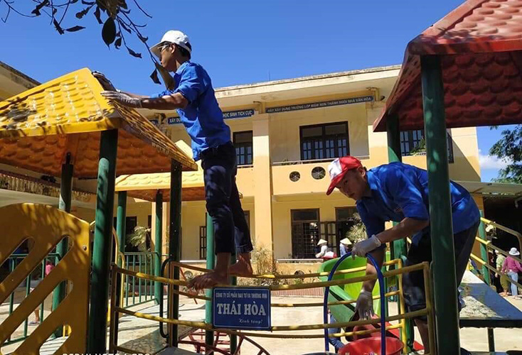 Tuổi trẻ Sở Y tế giúp đỡ người dân khắc phục hậu quả lũ lụt để sớm ổn định cuộc sống
