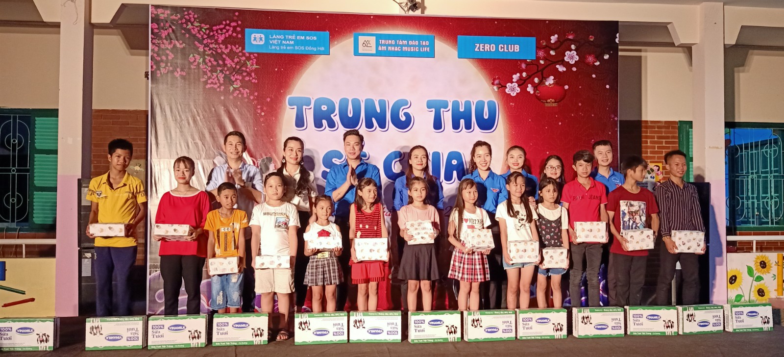 Đại diên những người làm chương trình đã trao quà cho 12 ngôi nhà nuôi trẻ của Làng Trẻ em SOS Đồng Hới