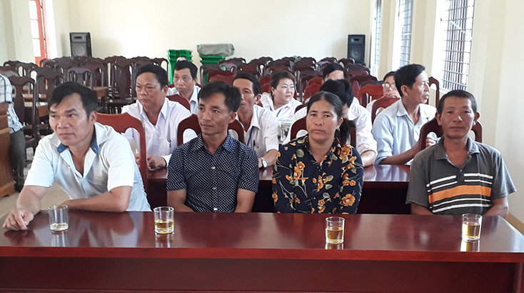 4 người tham gia cứu hộ ngồi ở dãy đầu