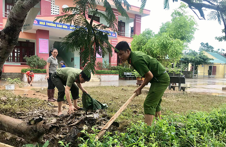 Lực lượng đoàn viên, thanh niên dọn vệ sinh sau lũ