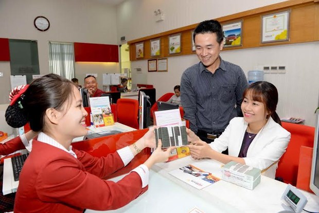 Giao dịch tại ngân hàng. (Ảnh: CTV/Vietnam+)