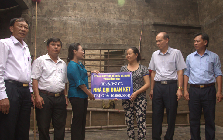 Đồng chí Phạm Thị Hân, Ủy viên Ban Thường vụ Tỉnh ủy, Chủ tịch Ủy ban MTTQVN tỉnh trao tiền hỗ trợ nhà Đại đoàn kết cho bà Nguyễn Thị Thuận.